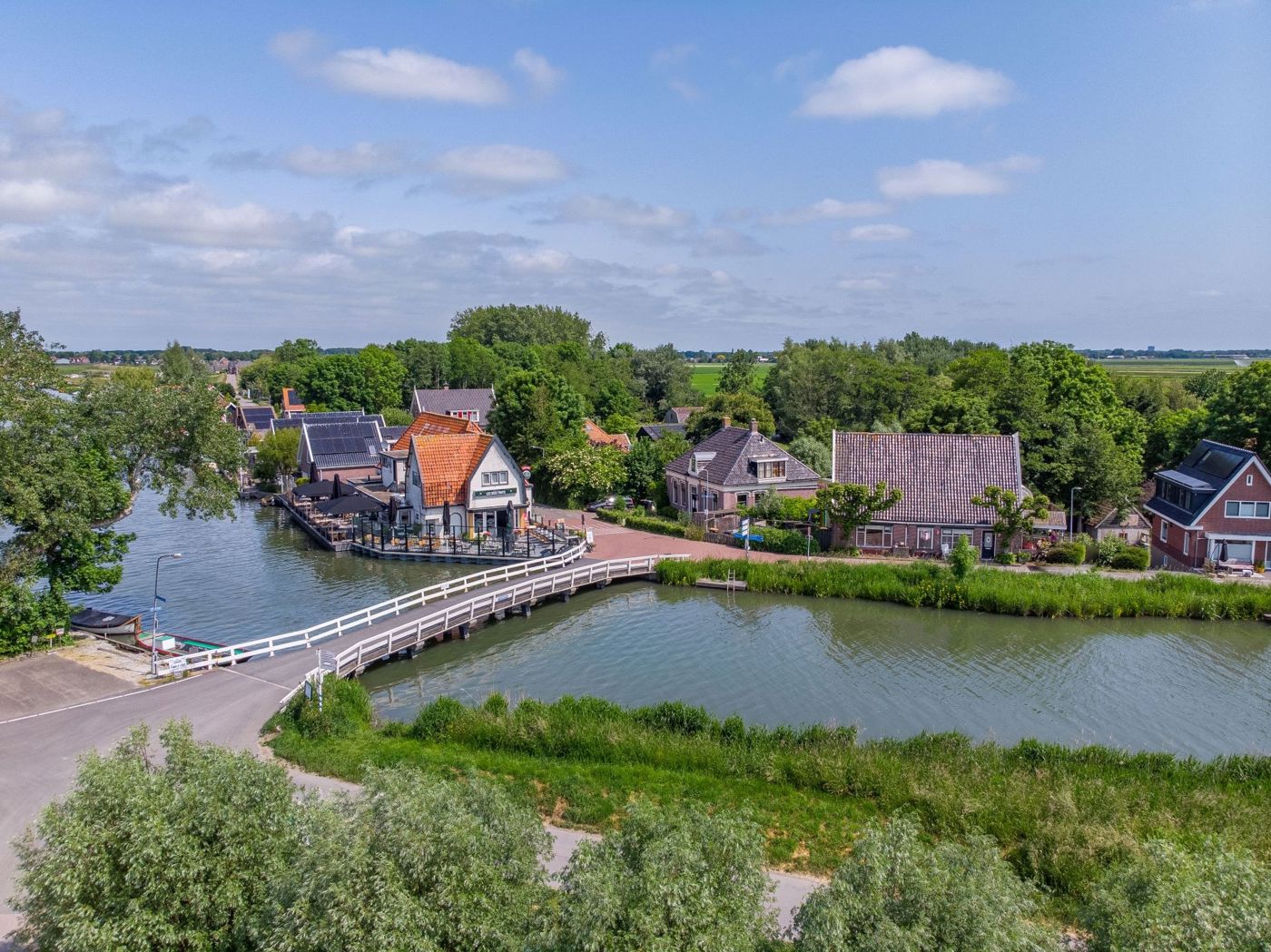 Restaurant Les Deux Ponts aan het water van bovenaf gezien Restaurant Les Deux Ponts aan het water van bovenaf gezien